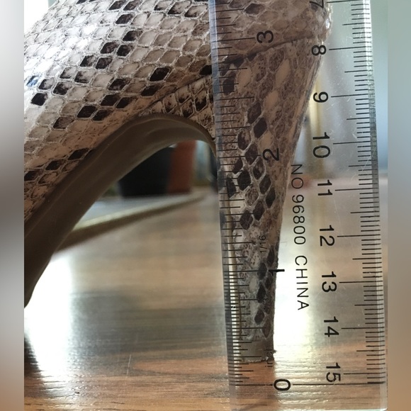 Le Château Beige Snake print Heels US 6 - Picture 10 of 10